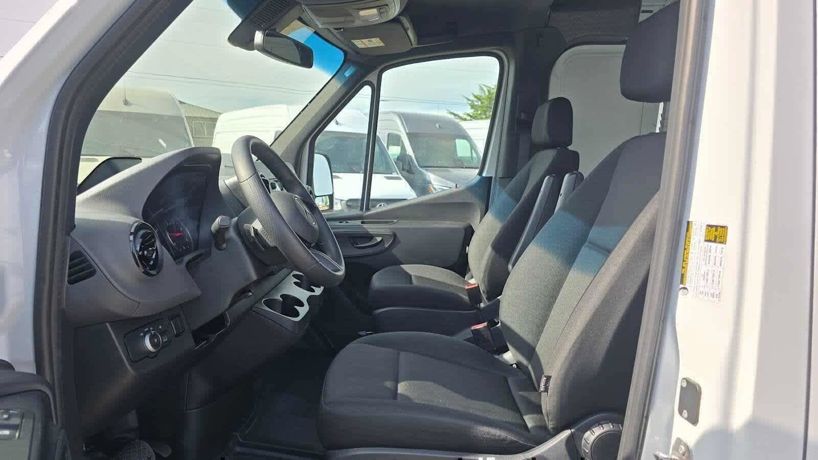 Used 2025 Mercedes-Benz Sprinter 2500 image 21
