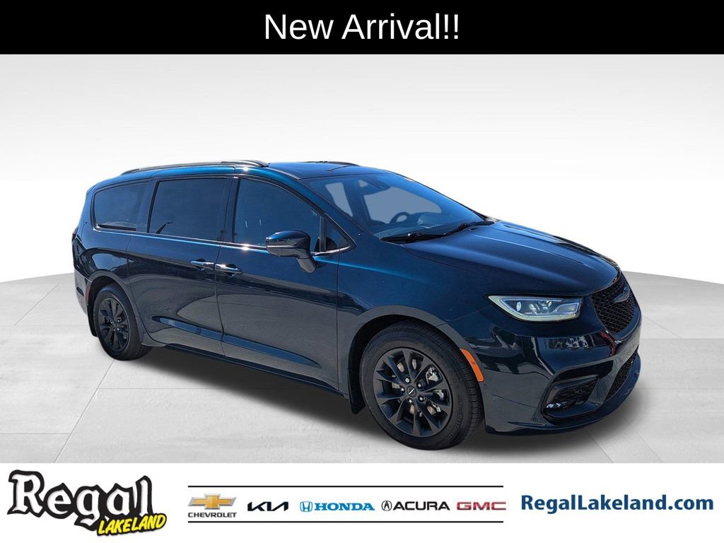 Used 2021 Chrysler Pacifica Touring-L w/ Uconnect Theater Family Group