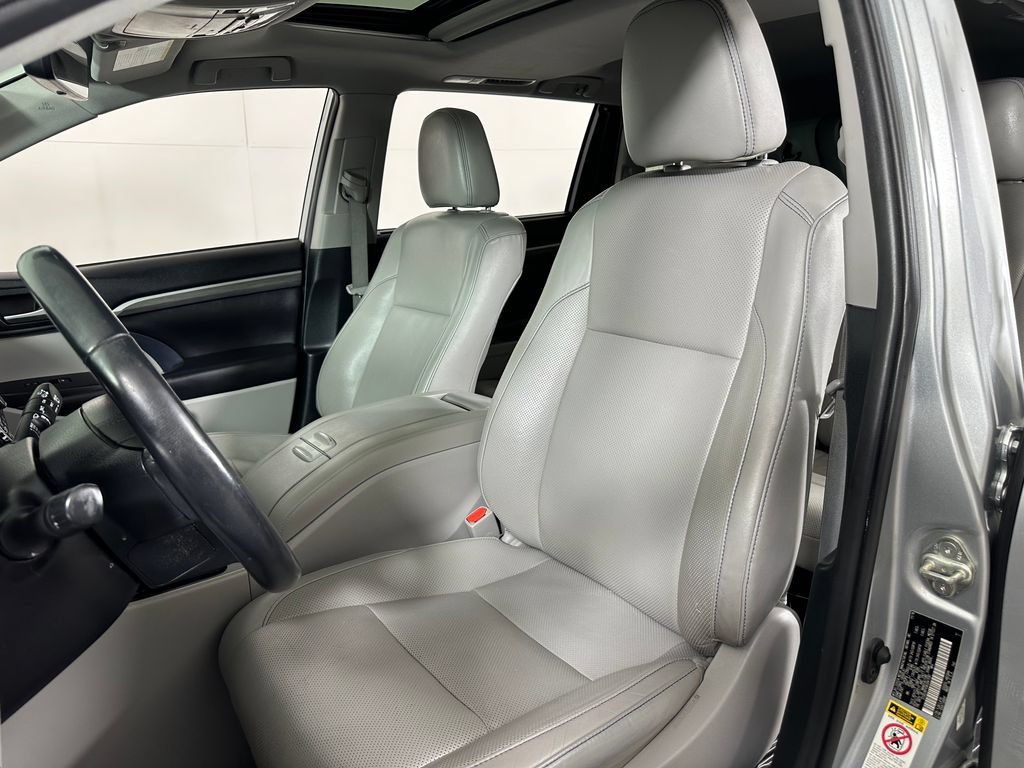 Used 2019 Toyota Highlander Limited w/ Carpet Mat Package (TMS) AWD/4WD image 13