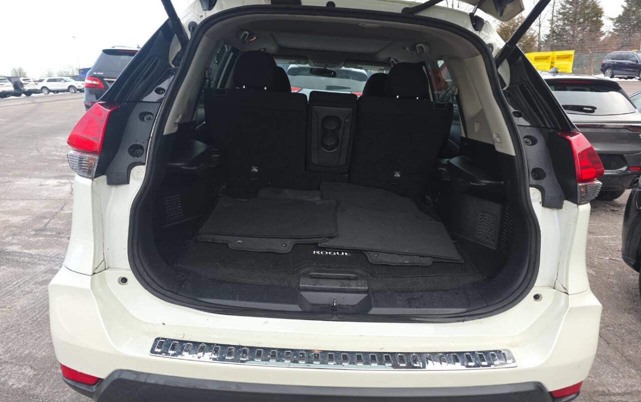 Used 2017 Nissan Rogue SV w/ Sun & Sound Touring Package image 13