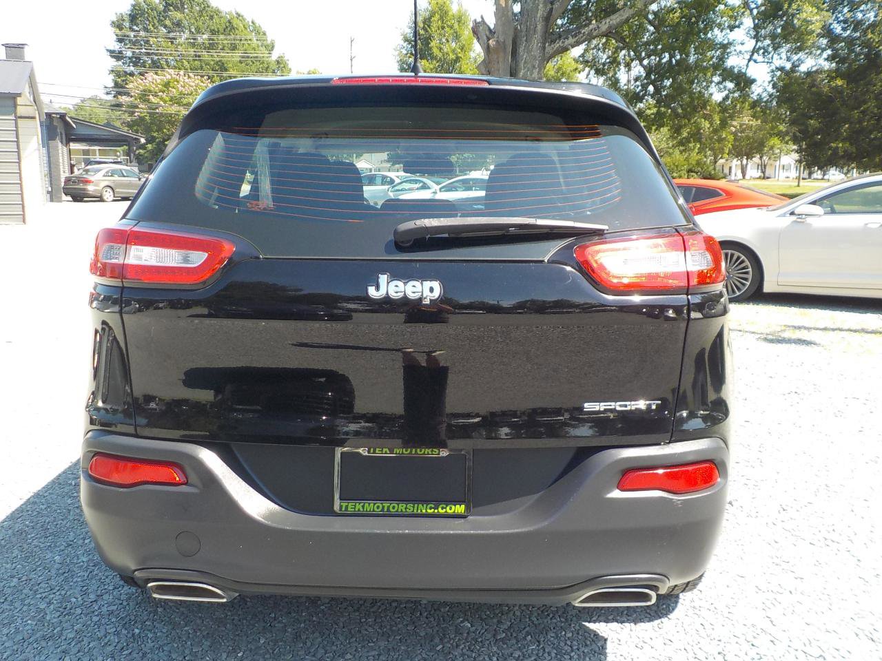 Used 2017 Jeep Cherokee Sport FWD image 4