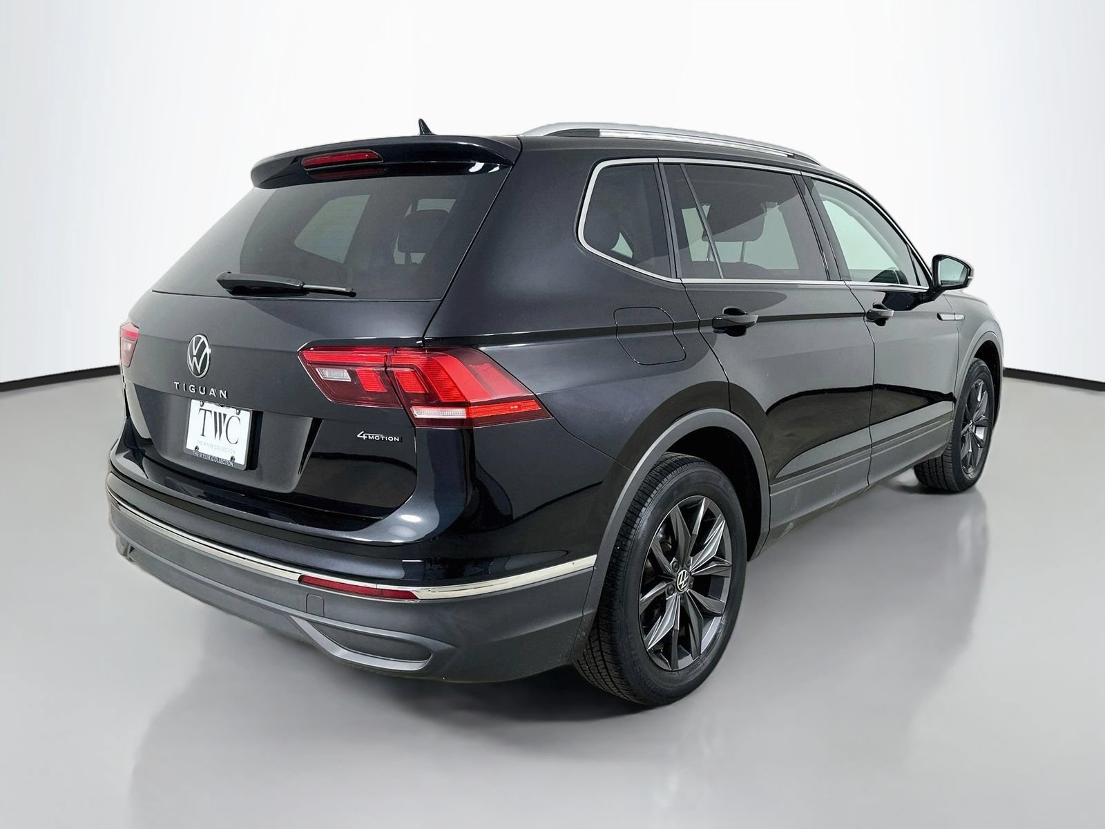 Certified 2023 Volkswagen Tiguan SE w/ Panoramic Sunroof Package AWD/4WD image 5