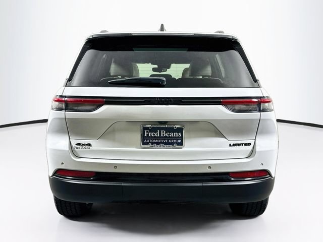 Used 2023 Jeep Grand Cherokee Limited w/ Black Appearance Package AWD/4WD image 7
