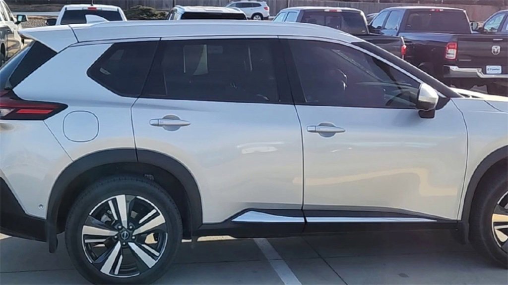 Used 2023 Nissan Rogue SL w/ SL Premium Package image 2