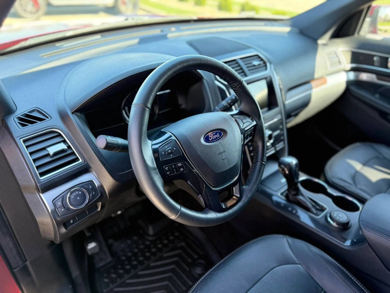 Used 2018 Ford Explorer Limited w/ Equipment Group 301A AWD/4WD image 11