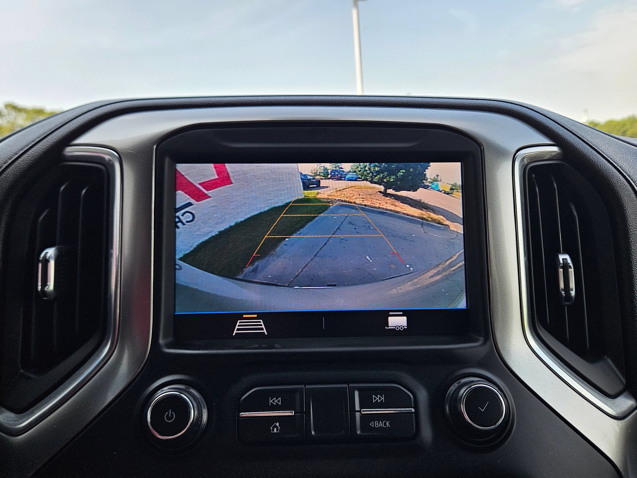 Used 2020 Chevrolet Silverado 1500 LT AWD/4WD image 32
