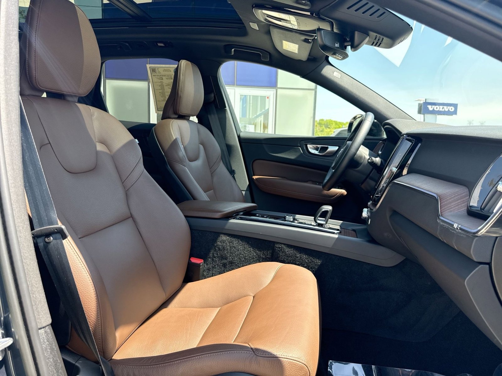 Used 2023 Volvo XC60 B5 Plus AWD/4WD image 27