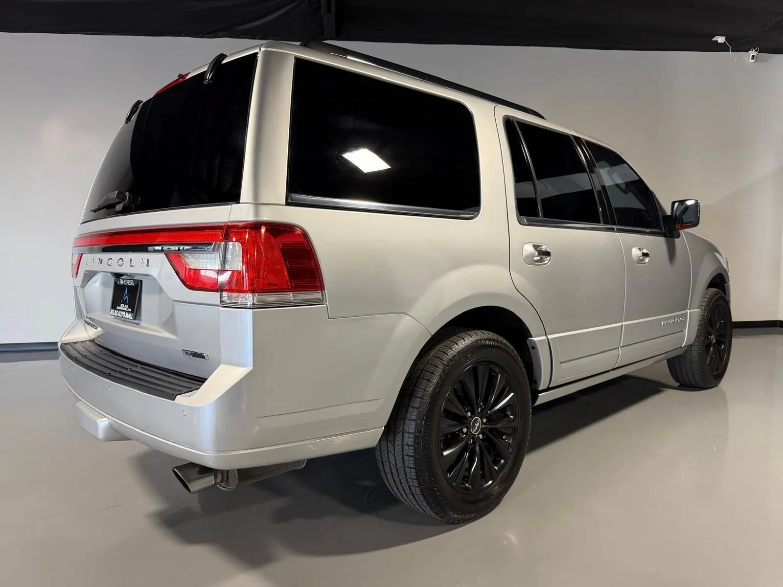 Used 2016 Lincoln Navigator Select RWD image 4