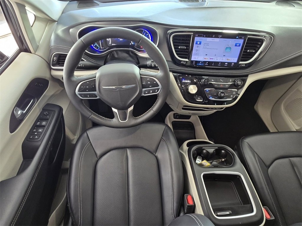 Used 2024 Chrysler Pacifica Select image 10