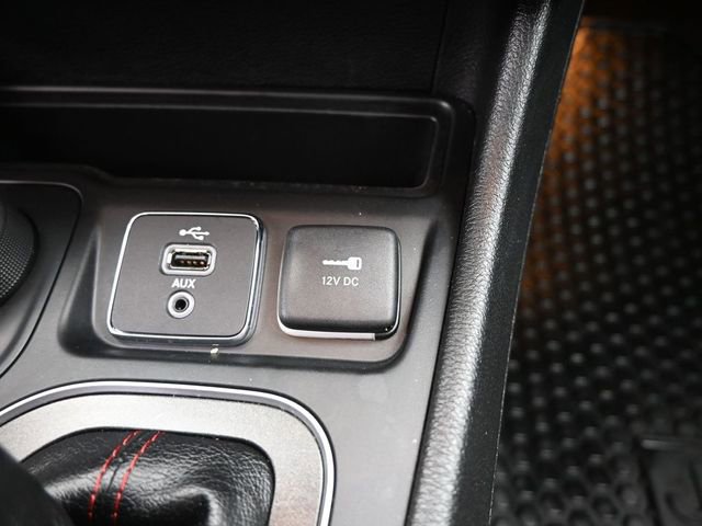 Used 2019 Jeep Cherokee Trailhawk image 3