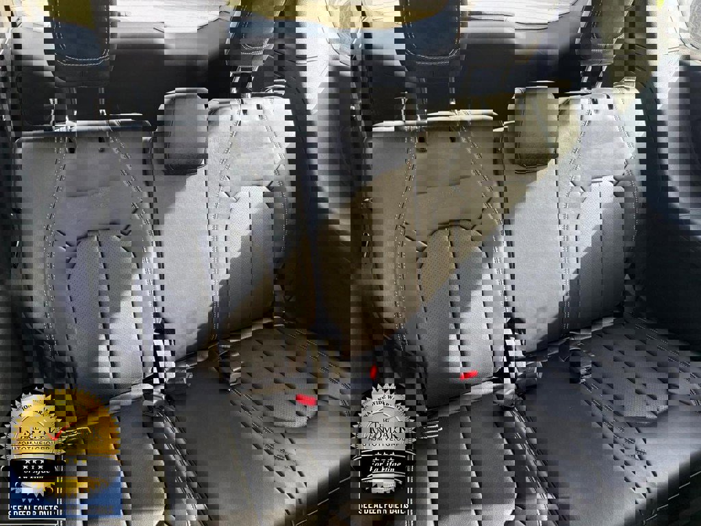 Used 2026 Chrysler Pacifica Select image 16