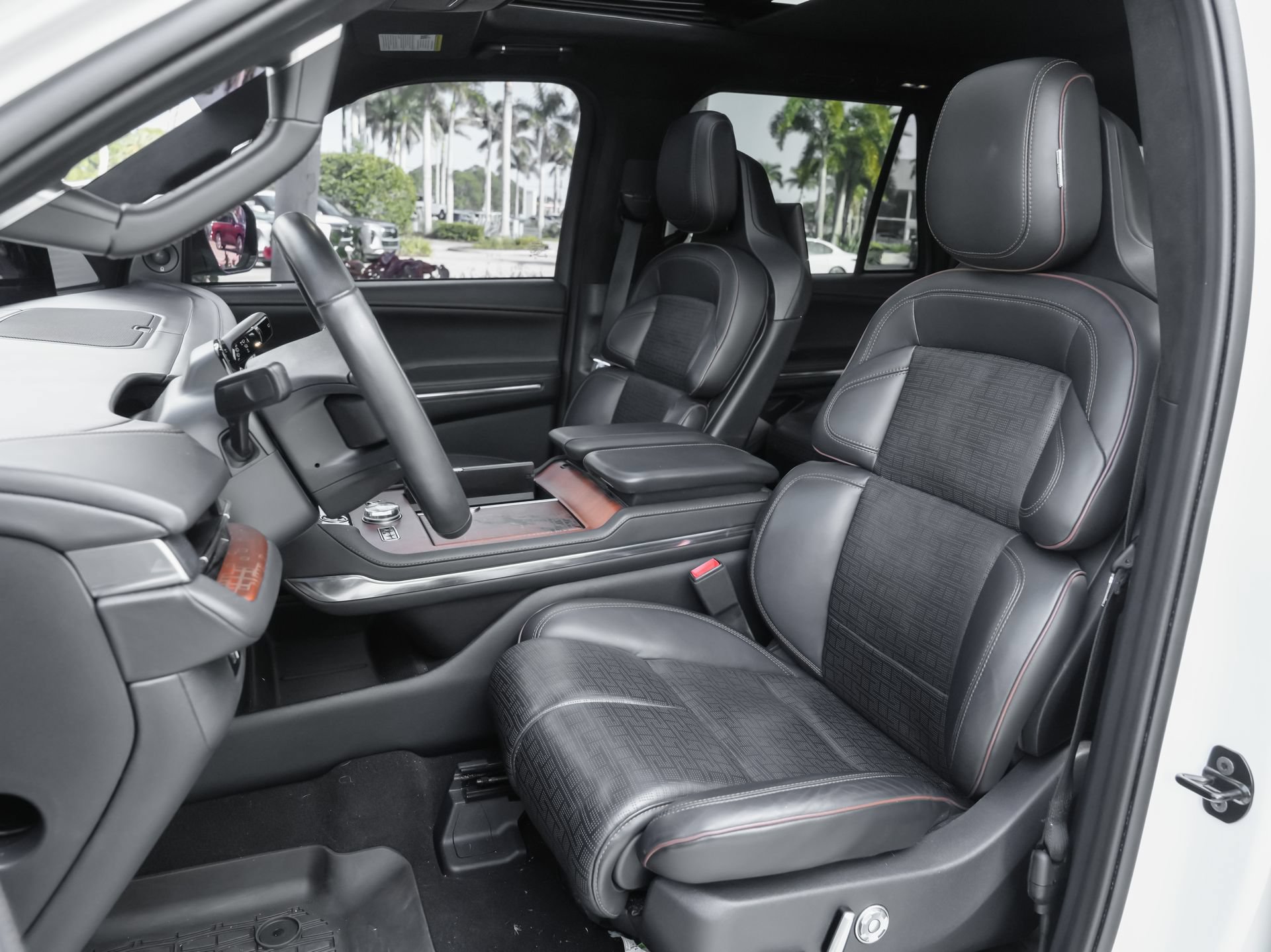 Used 2025 Lincoln Navigator L Black Label AWD/4WD image 17