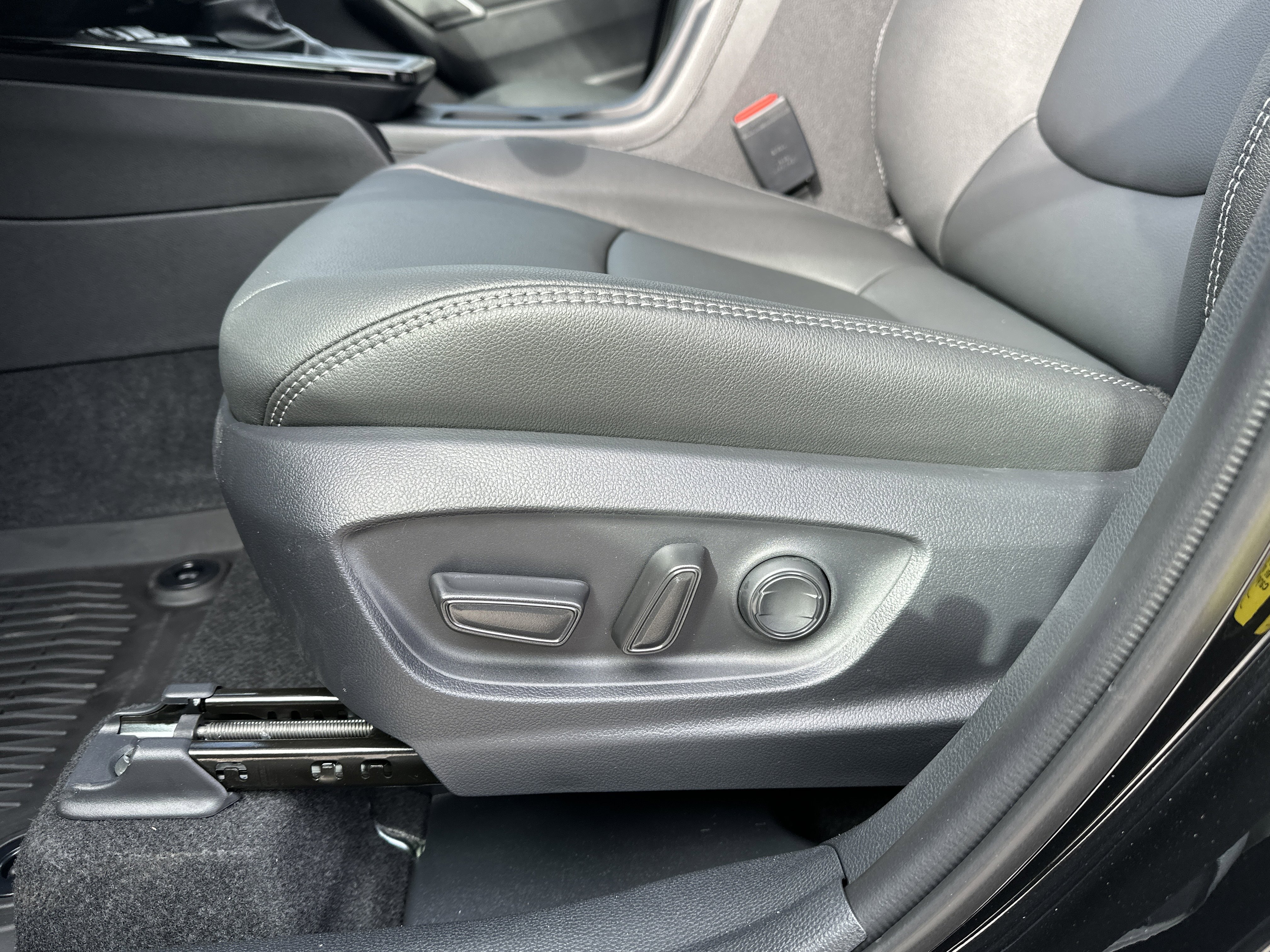 Used 2026 Toyota Corolla Cross XLE w/ Convenience Package image 12