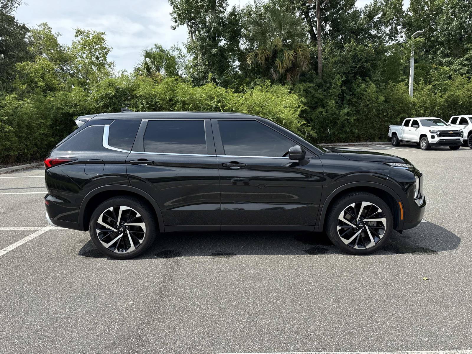 Used 2024 Mitsubishi Outlander SE Black Edition FWD image 2