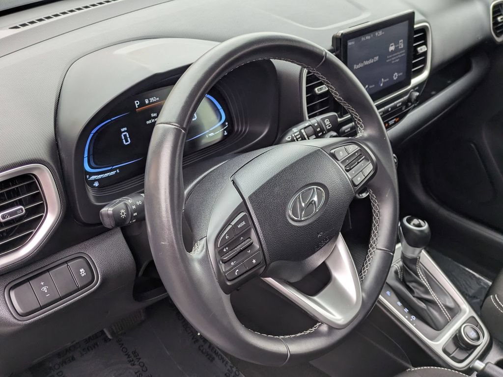Used 2025 Hyundai Venue SEL FWD image 20