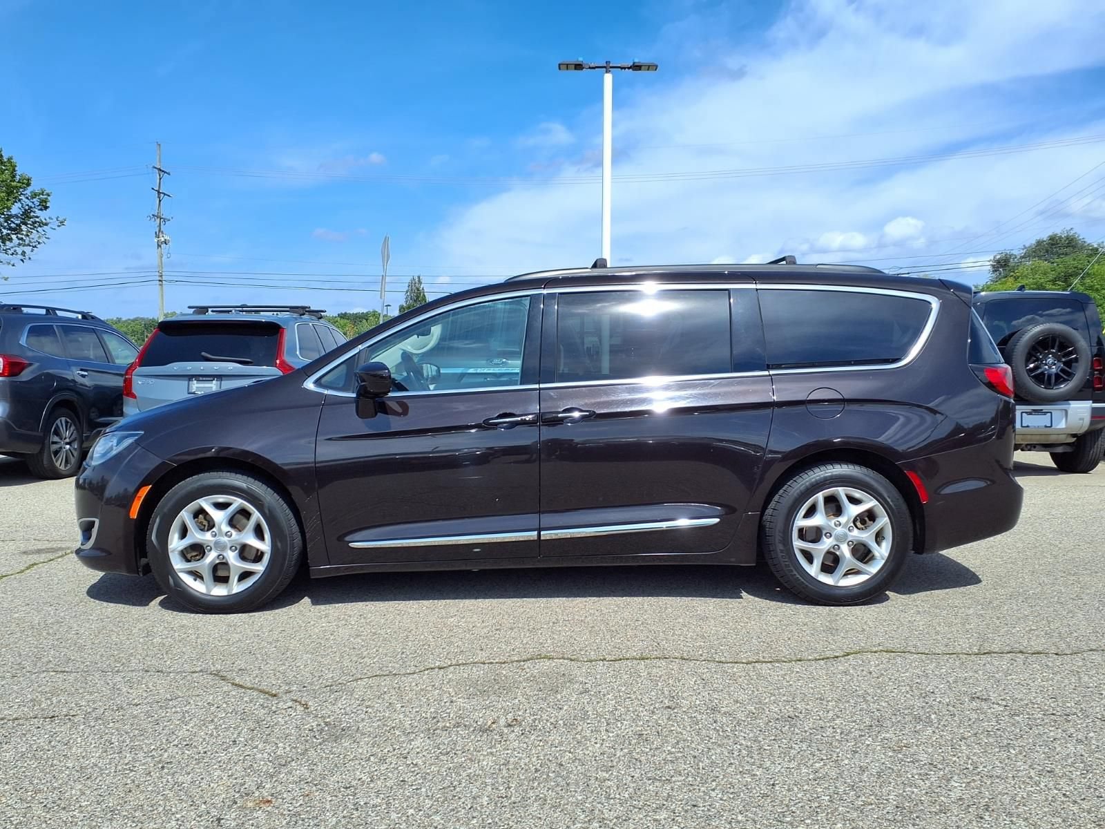 Used 2017 Chrysler Pacifica Touring-L w/ Tire & Wheel Group FWD image 7