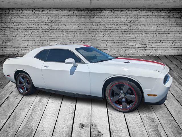 Used 2014 Dodge Challenger SXT RWD image 2