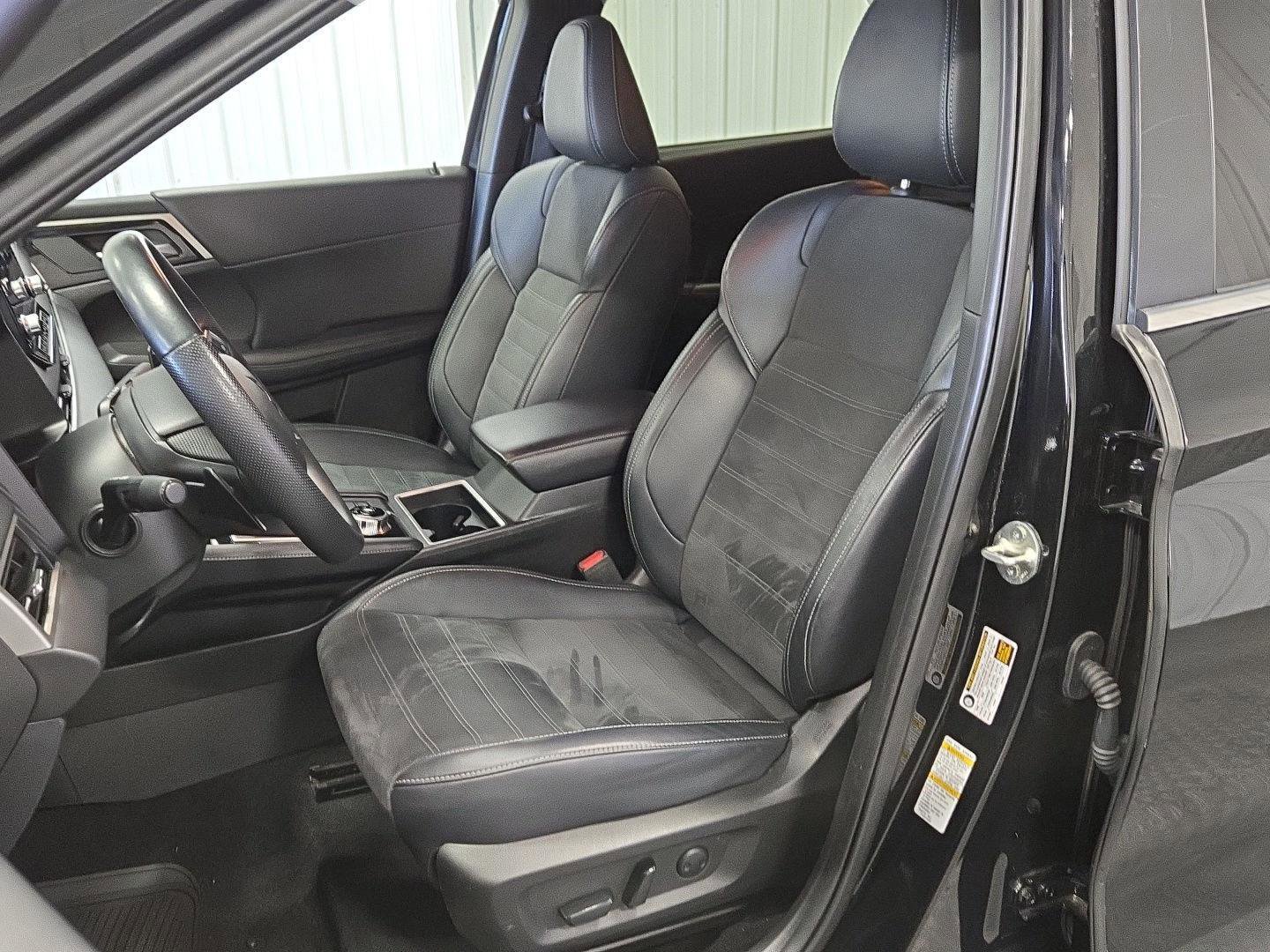 Used 2024 Mitsubishi Outlander SE Black Edition image 4