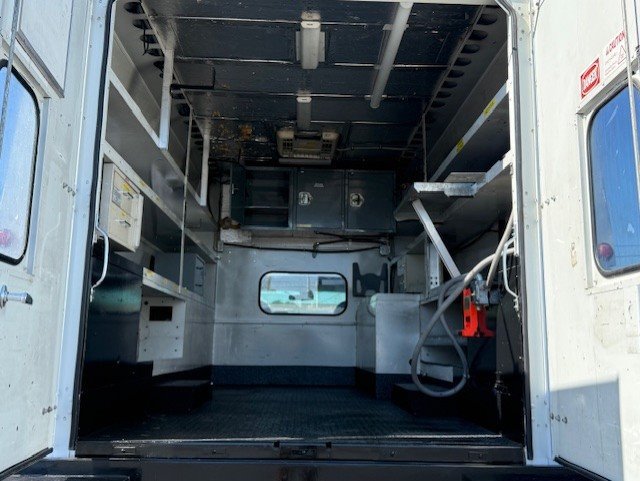 Used 2009 Ford F550 2WD Regular Cab Super Duty image 12