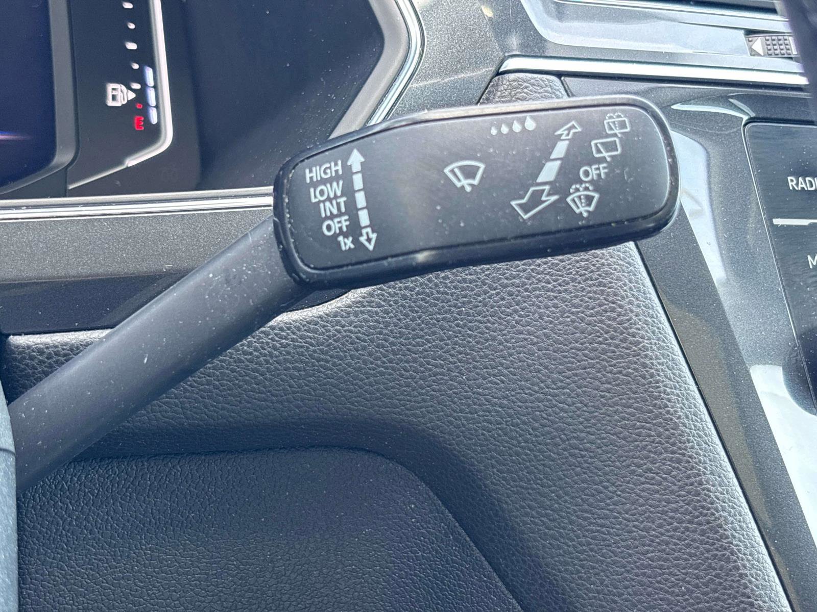 Used 2019 Volkswagen Tiguan SEL AWD/4WD image 28
