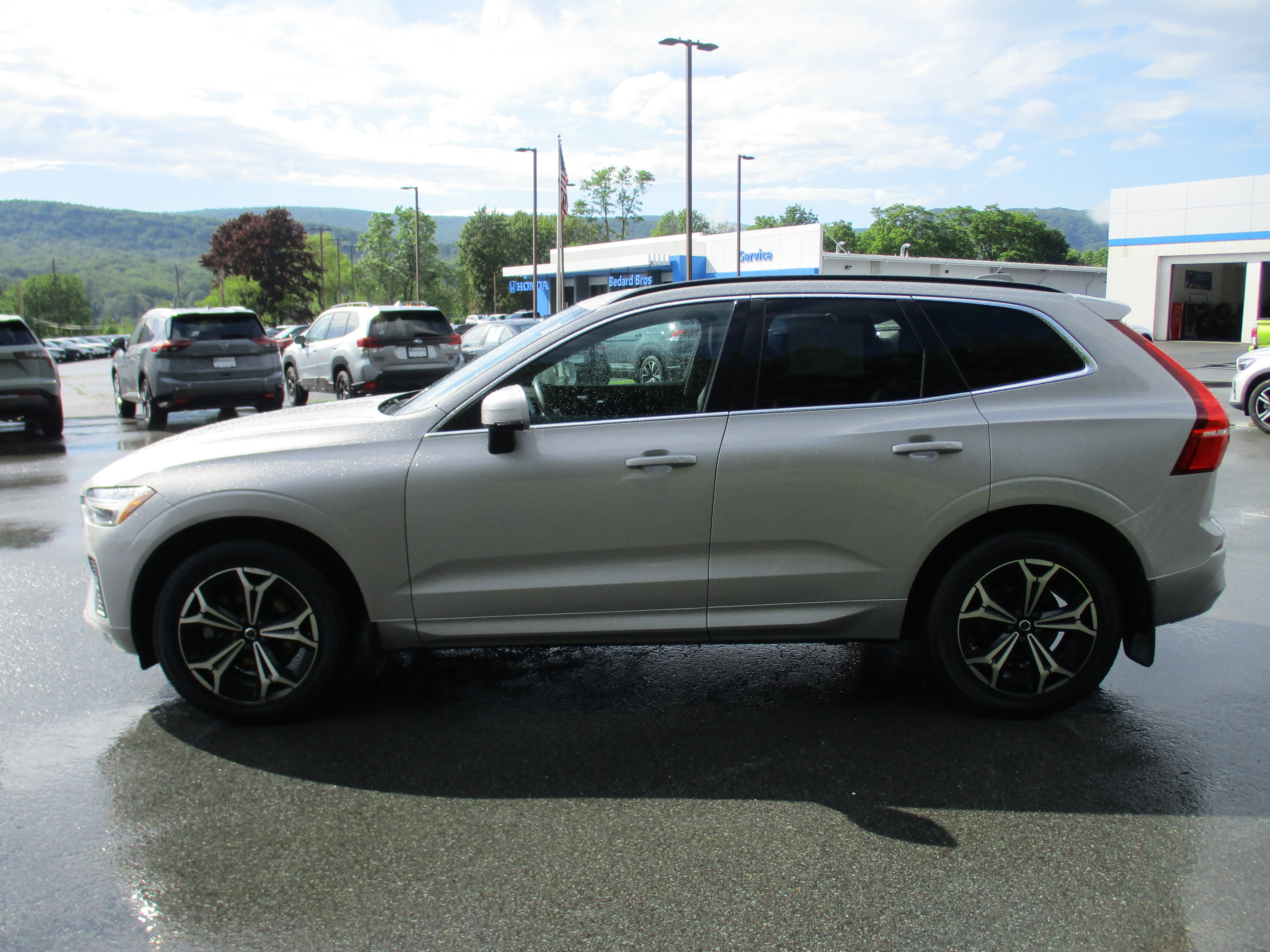 Certified 2022 Volvo XC60 B5 Momentum w/ Climate Package AWD/4WD image 8