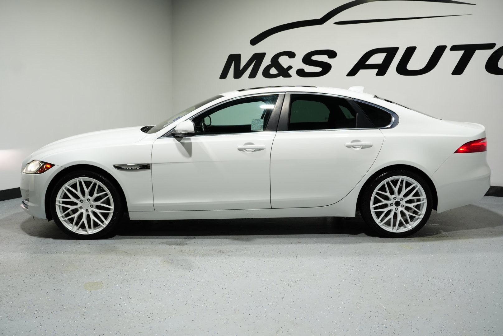 Used 2016 Jaguar XF Premium image 5