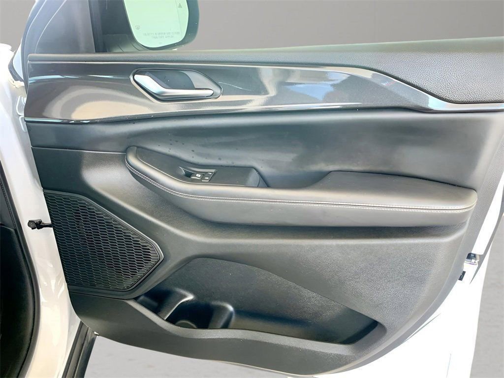 Used 2023 Jeep Grand Cherokee Laredo image 28