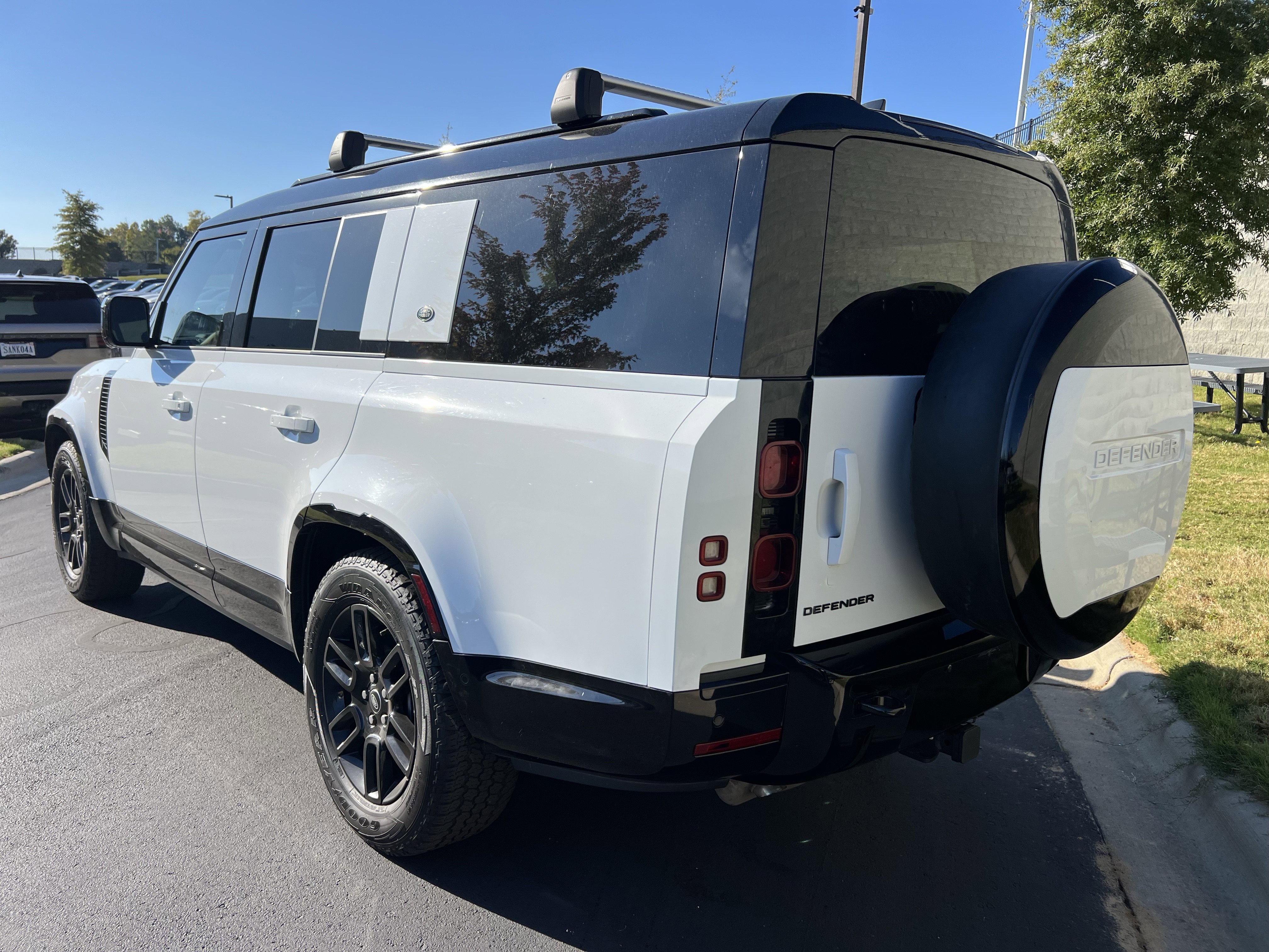 Used 2024 Land Rover Defender 130 X-Dynamic SE image 5
