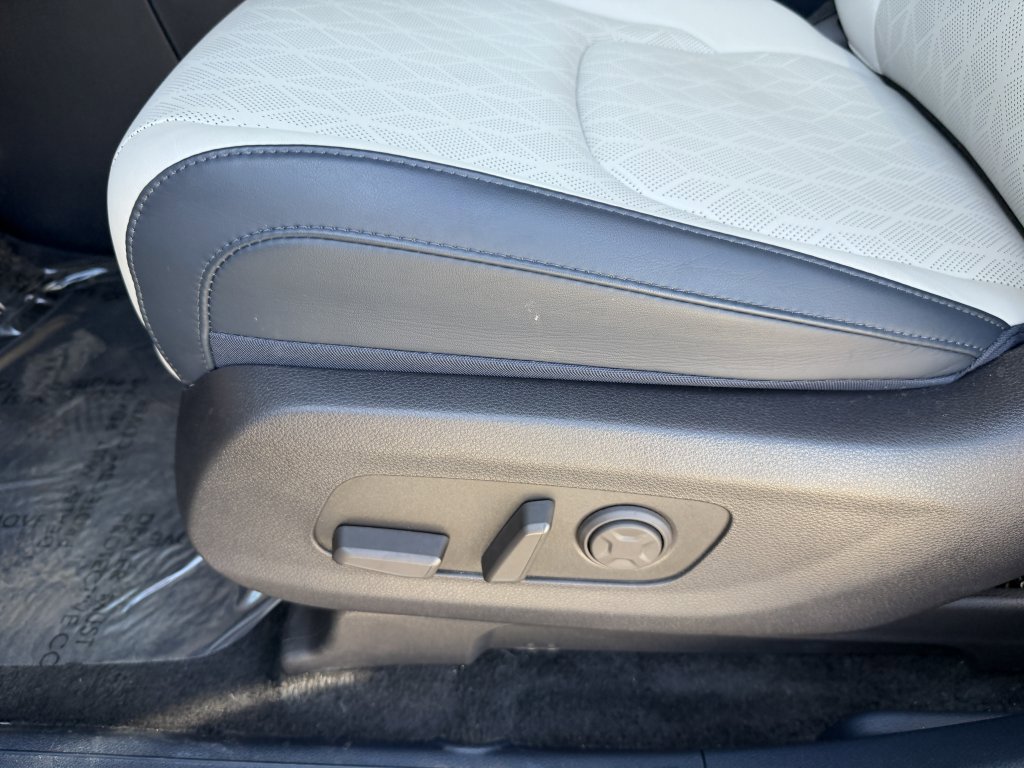 Used 2025 Kia Carnival EX image 33