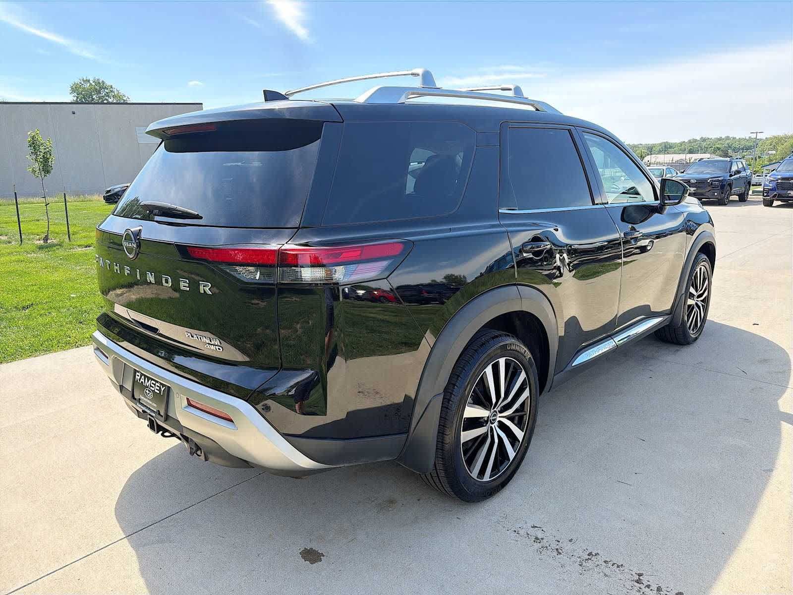 Used 2023 Nissan Pathfinder Platinum AWD/4WD image 6