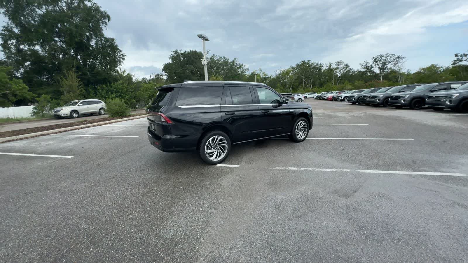 Used 2025 Lincoln Navigator Reserve AWD/4WD image 8