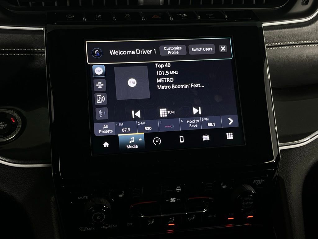 Used 2023 Jeep Grand Cherokee Laredo w/ Luxury Tech Group I image 17