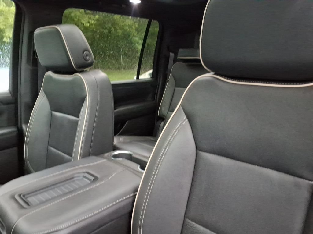 Certified 2024 GMC Yukon XL SLT w/ SLT Premium Package AWD/4WD image 10