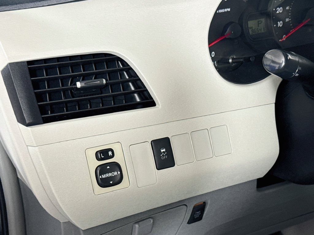 Used 2014 Toyota Sienna LE FWD image 10