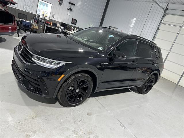 Certified 2024 Volkswagen Tiguan SE R-Line image 3