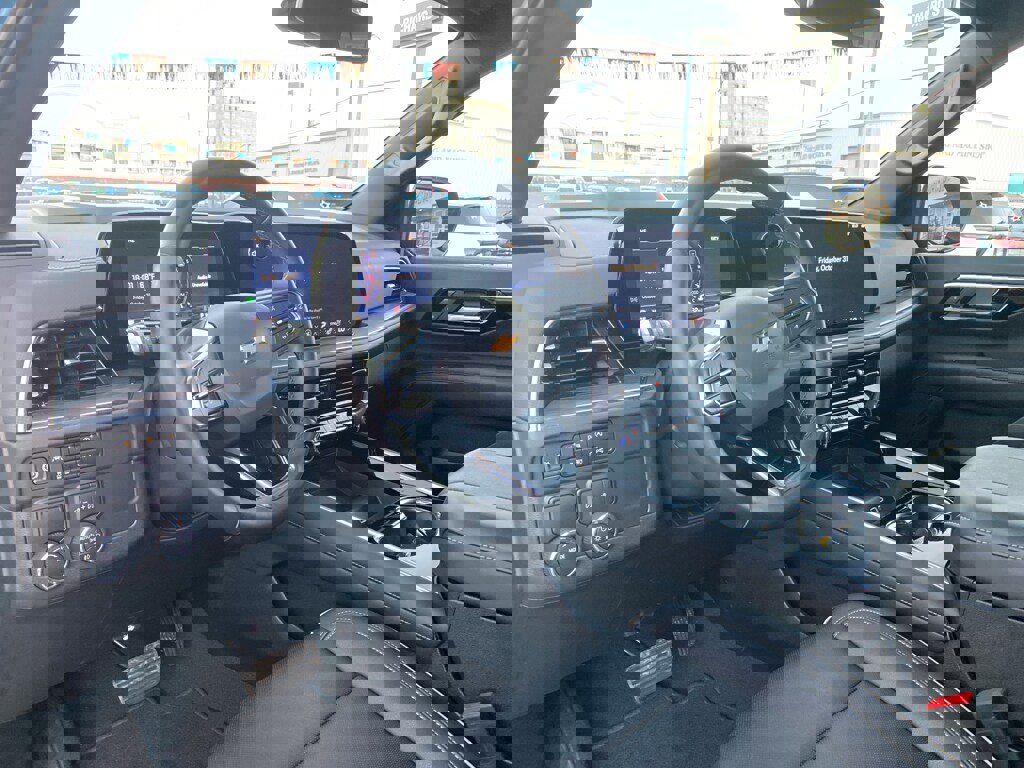 Used 2025 Chevrolet Suburban Premier image 29