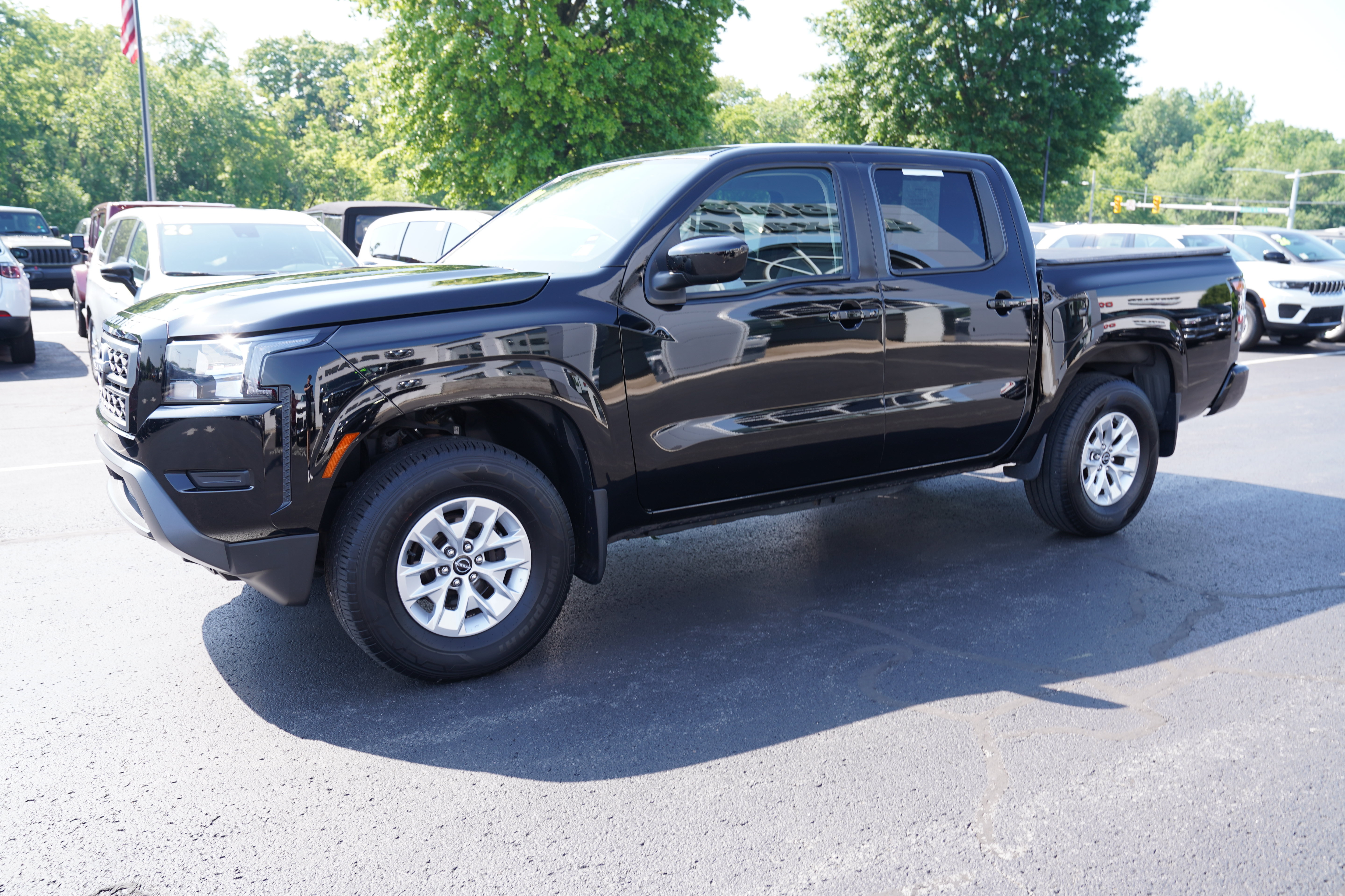 Used 2024 Nissan Frontier SV w/ Technology Package AWD/4WD image 9