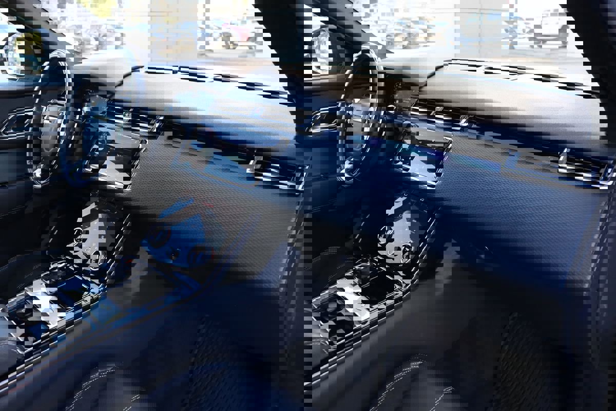 Used 2018 Land Rover Range Rover Velar R-Dynamic SE image 17