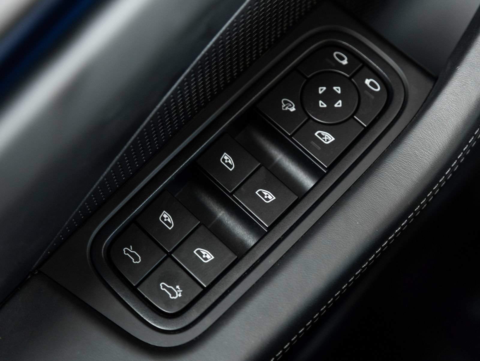 Certified 2025 Porsche Macan 4 Electric AWD/4WD image 20