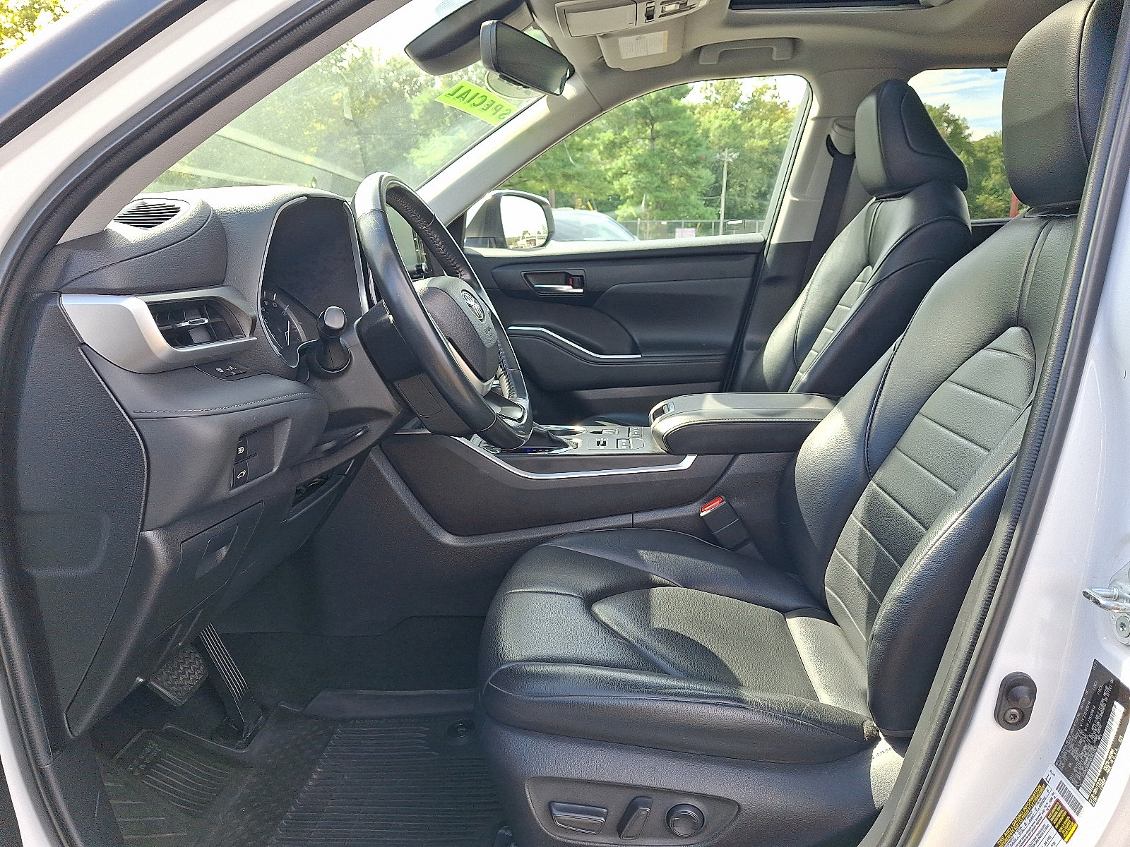 Used 2022 Toyota Highlander XLE AWD/4WD image 14
