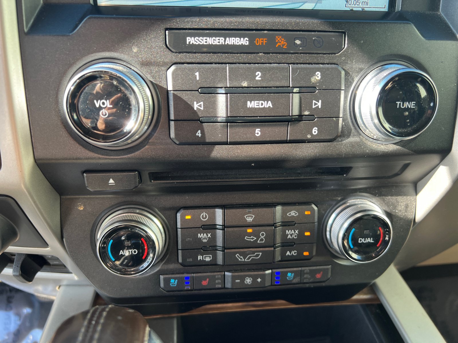 Used 2018 Ford F150 Lariat w/ Equipment Group 502A Luxury AWD/4WD image 23