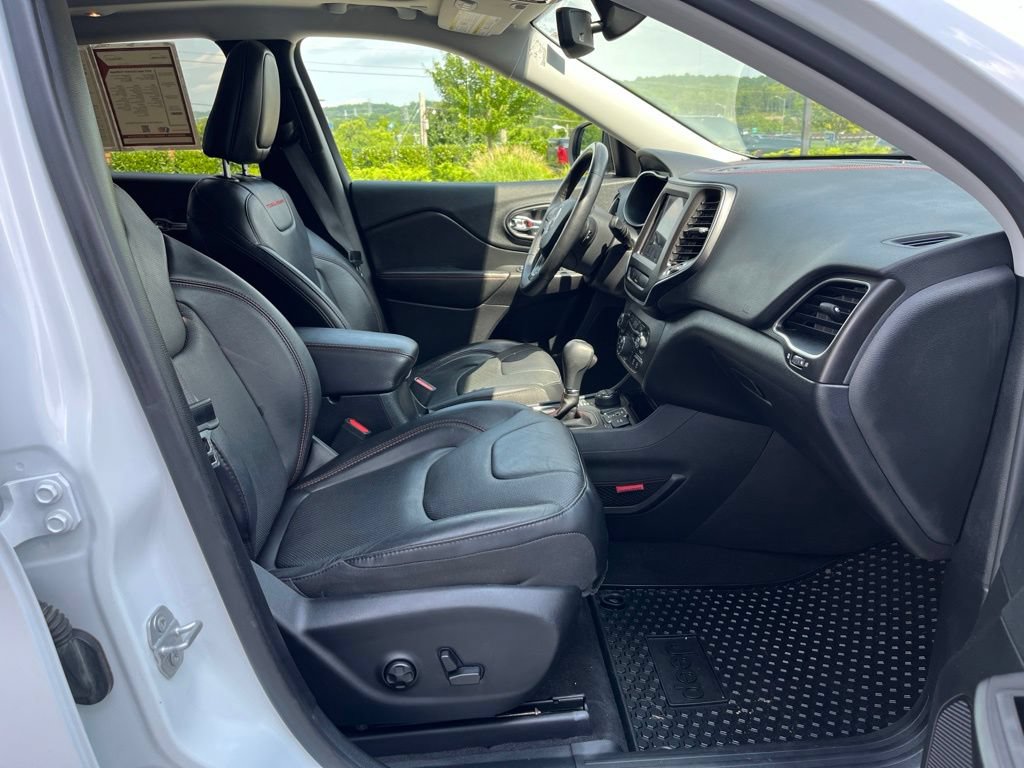 Used 2019 Jeep Cherokee Trailhawk AWD/4WD image 27