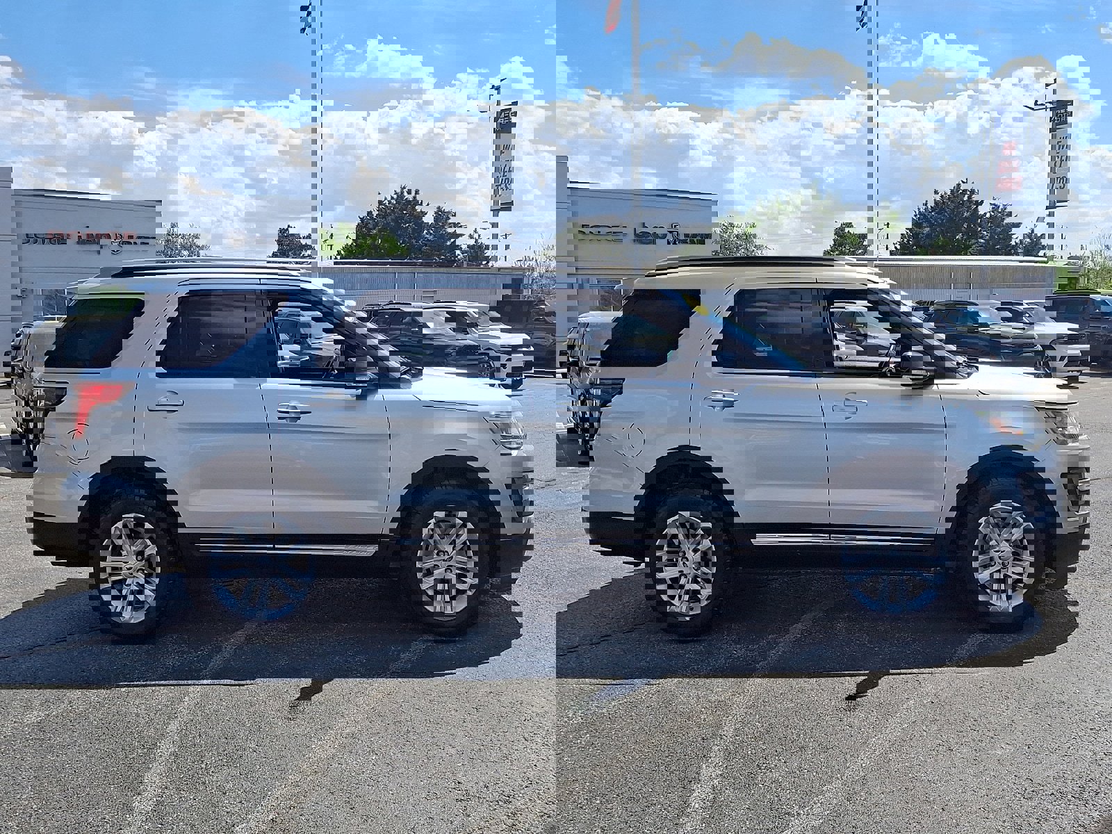 Used 2017 Ford Explorer XLT w/ Equipment Group 201A image 7