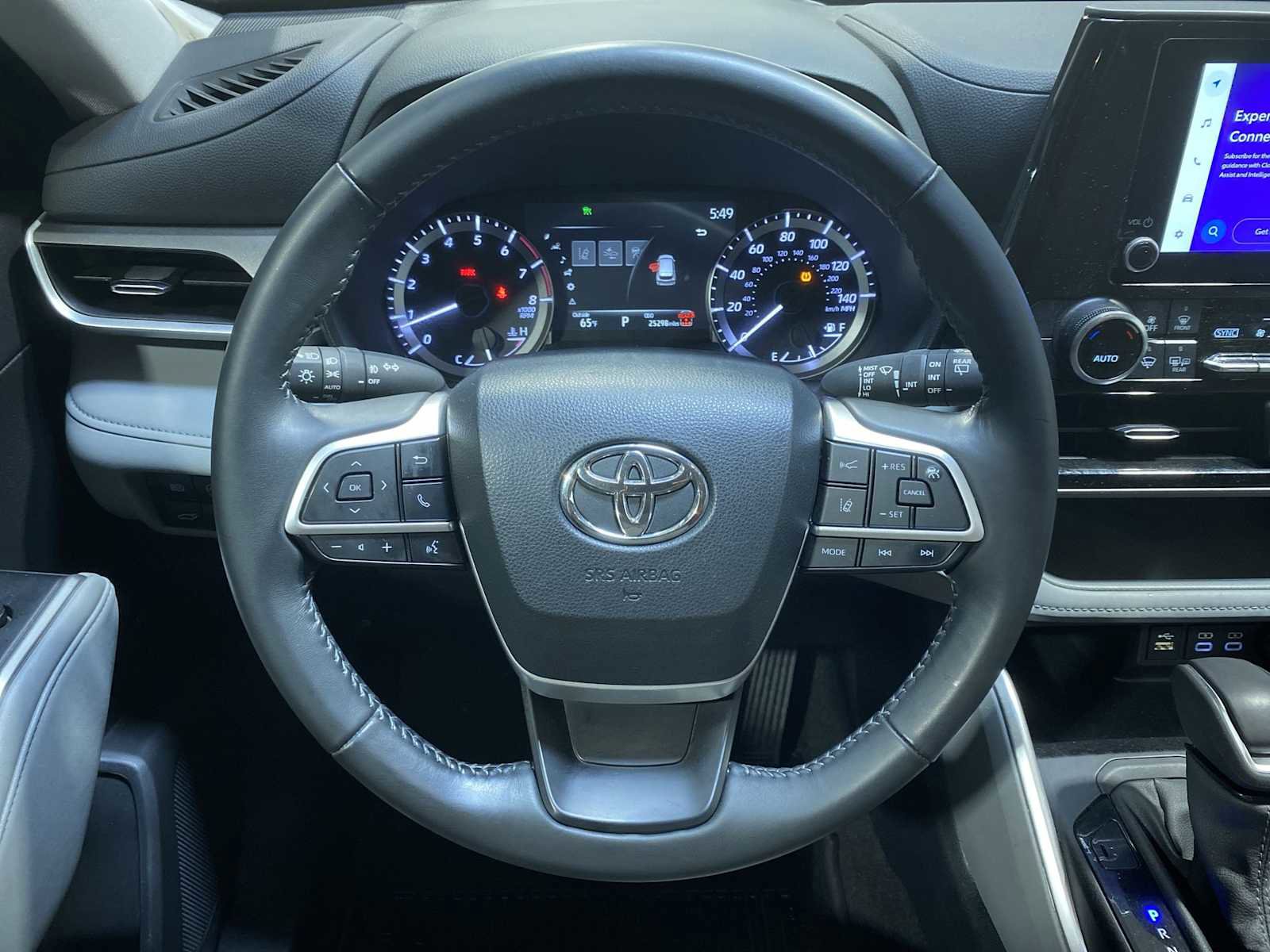 Used 2024 Toyota Highlander LE AWD/4WD image 15