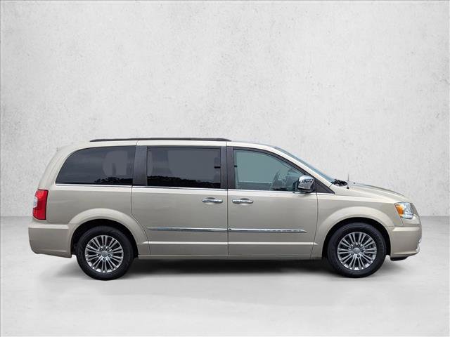 Used 2015 Chrysler Town & Country Touring-L w/ Driver Convenience Group FWD image 4