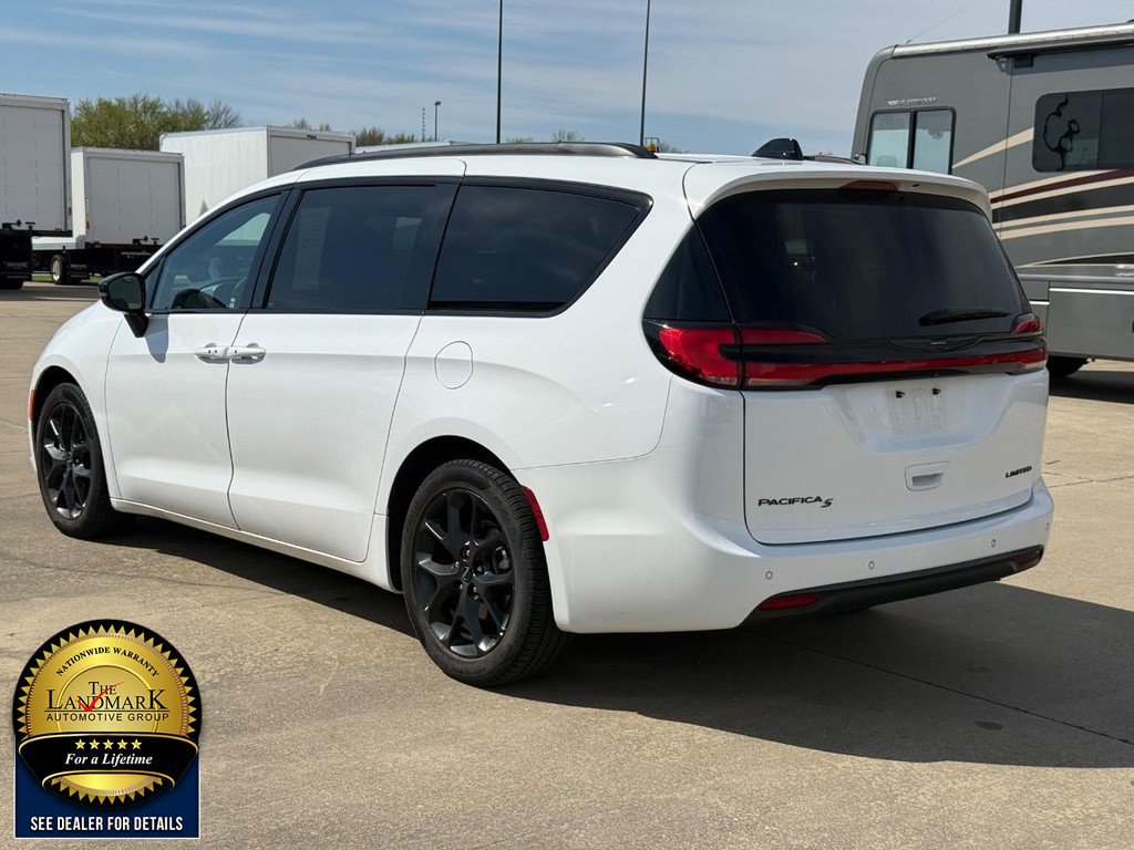 Used 2025 Chrysler Pacifica Limited FWD image 7