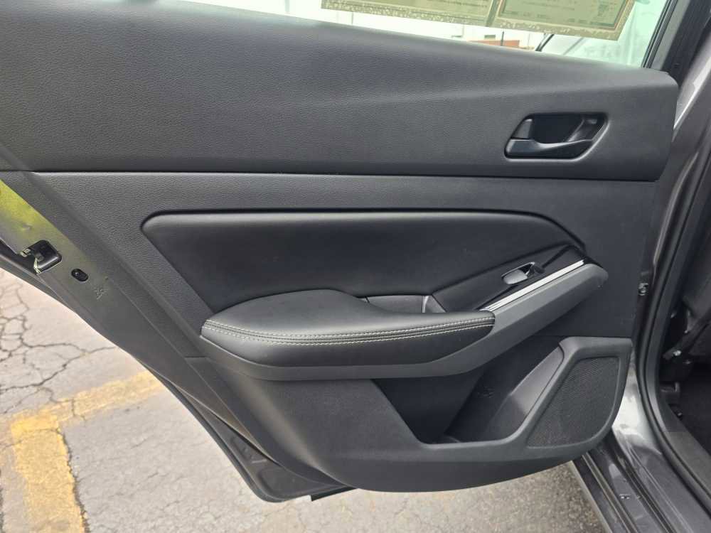 Used 2023 Nissan Altima 2.5 SV image 3