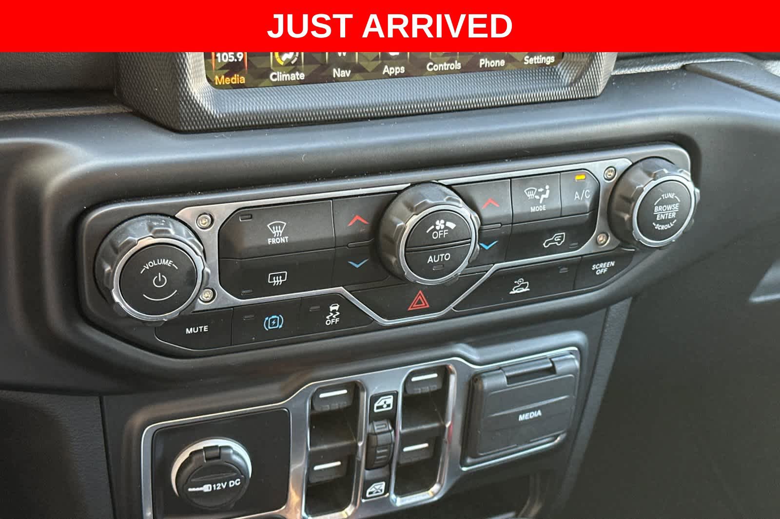 Used 2023 Jeep Wrangler Unlimited Sahara AWD/4WD image 22