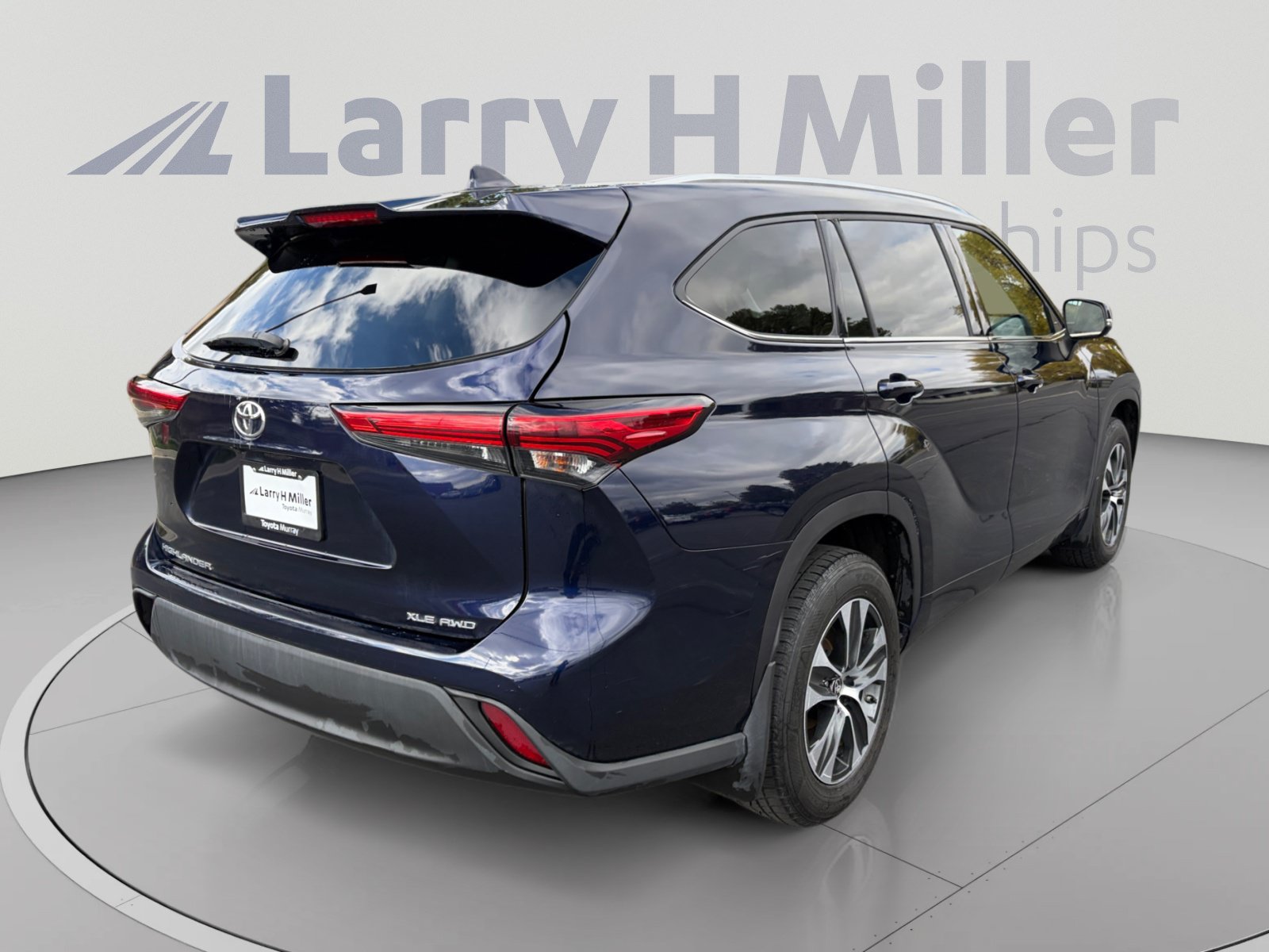 Used 2021 Toyota Highlander XLE AWD/4WD image 5