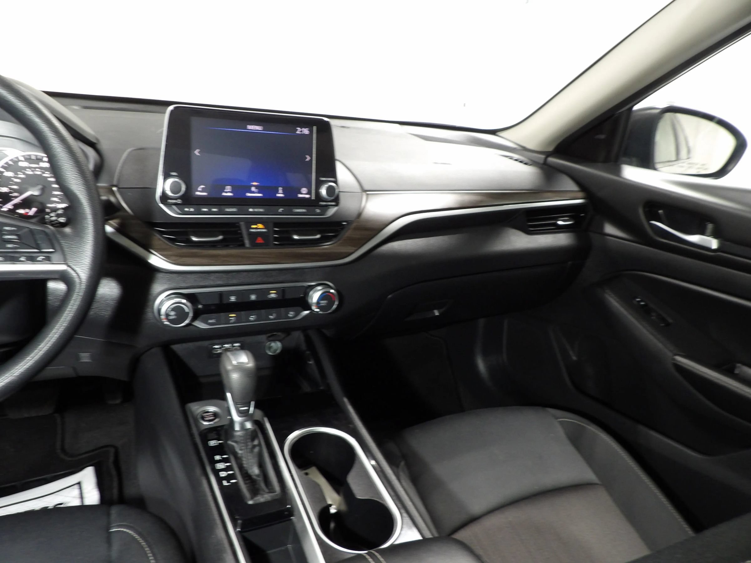 Used 2024 Nissan Altima 2.5 SV FWD image 14